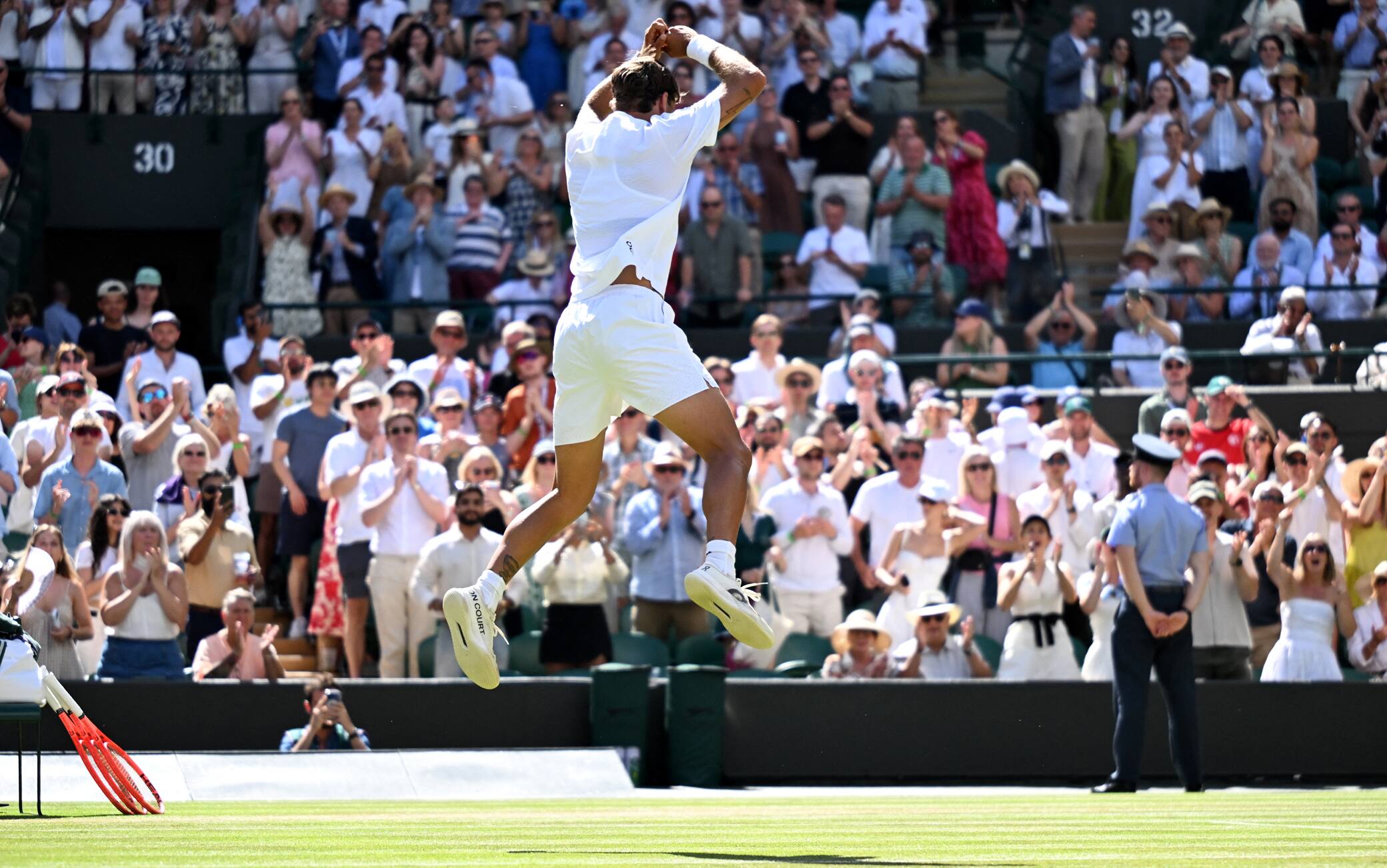 Cobolli esulta come CR7 a Wimbledon dopo la vittoria con De Minaur. VIDEO