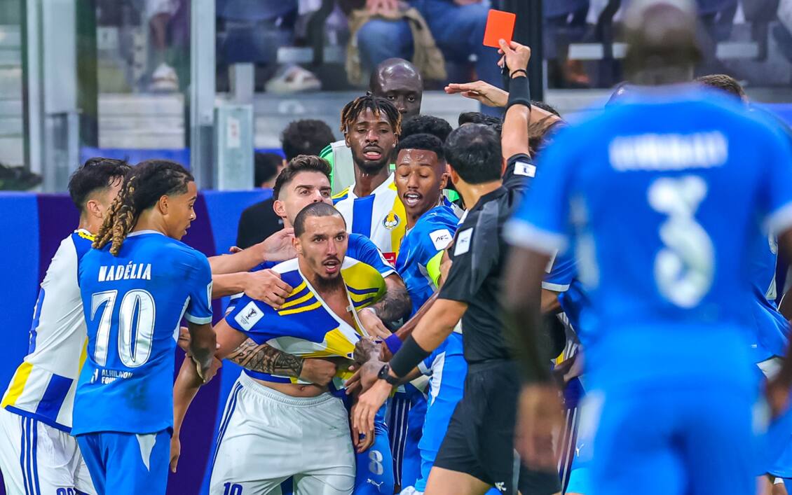 Baru 35 Menit di Lapangan, Debut Bennacer Bersama Al-Gharafa Malah Berakhir Ricuh