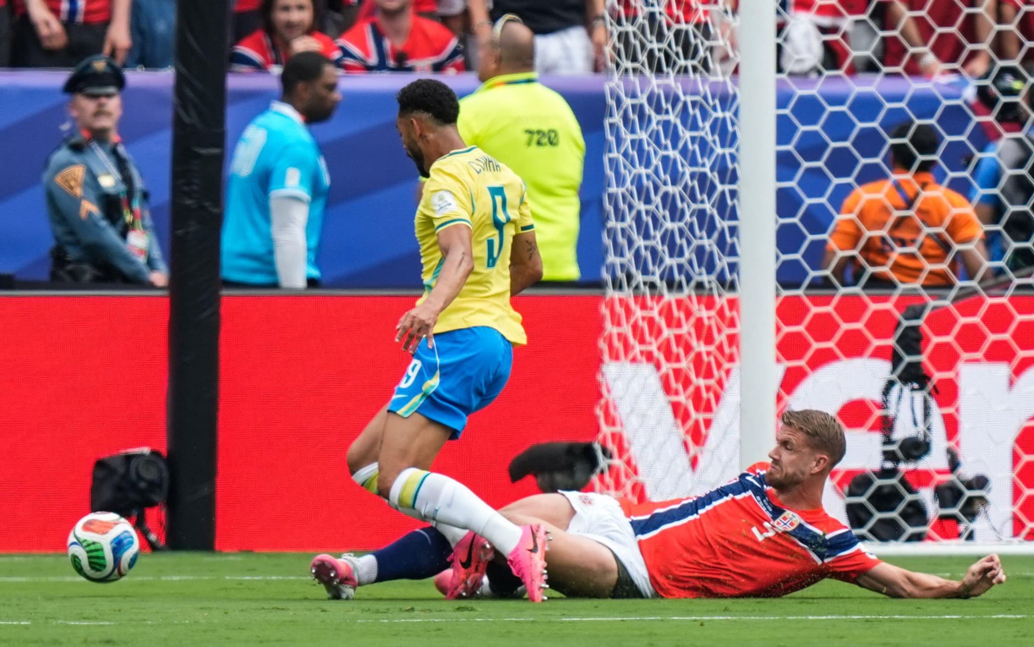 10' - Martinelli gira palla sulla sinistra dell'area per Cunha: sul pallone anche Ajer in scivolata che travolge nettamente l'attaccante brasiliano. L'arbitro non ha clamorosamente dato rigore, cambiando immediatamente idea al Var. Il fallo era a dir poco netto…
