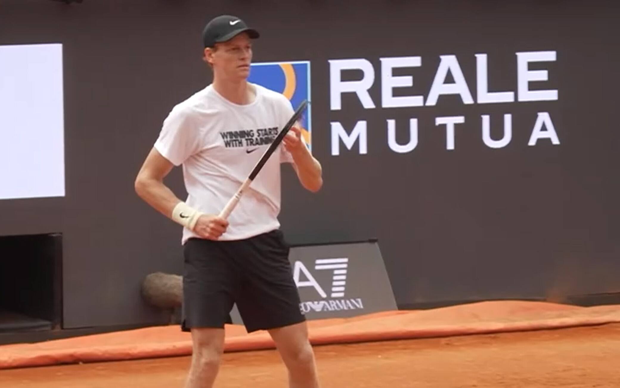 Sinner, il warm-up prima del quarto di finale agli Internazionali con Rublev. VIDEO