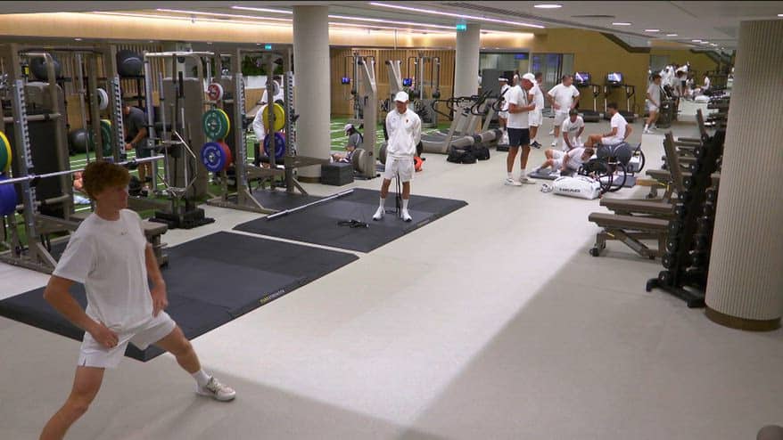 Wimbledon, il riscaldamento di Sinner in palestra