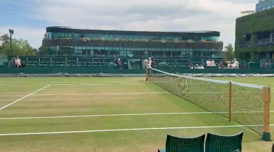 Sinner, qui warm up prima di Nole: vi portiamo al campo 16