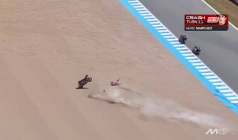 Marc Marquez, oggi la caduta nella gara di Jerez: Ducati demolita ...