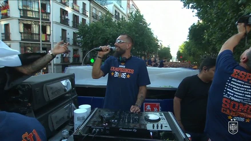 Spagna, Borja Iglesias in versione dj nella festa Mondiale