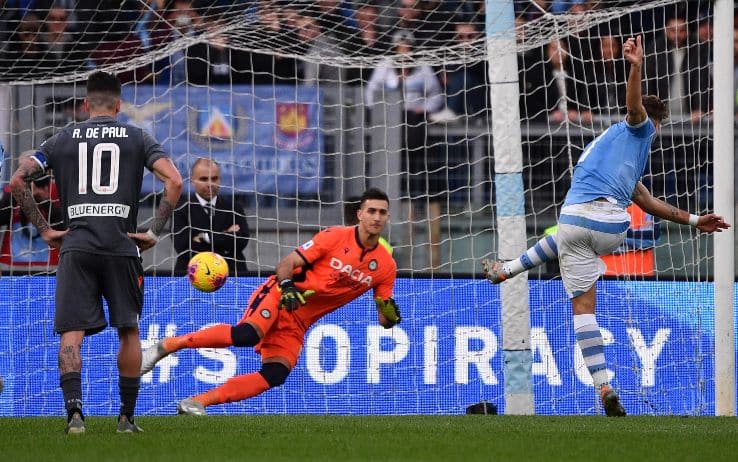 Il rigore del 2-0 di Immobile contro l'Udinese