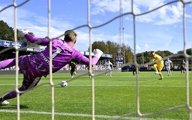 epa13218173 Telstar goalkeeper Ronald Koeman with the equalizing penalty during the Dutch Eredivisie match between Telstar and Cambuur at the BUKO Stadium in Velsen, the Netherlands, 06 September 2026.  EPA/Olaf Kraak