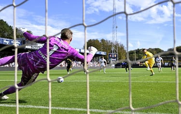 epa13218173 Telstar goalkeeper Ronald Koeman with the equalizing penalty during the Dutch Eredivisie match between Telstar and Cambuur at the BUKO Stadium in Velsen, the Netherlands, 06 September 2026.  EPA/Olaf Kraak