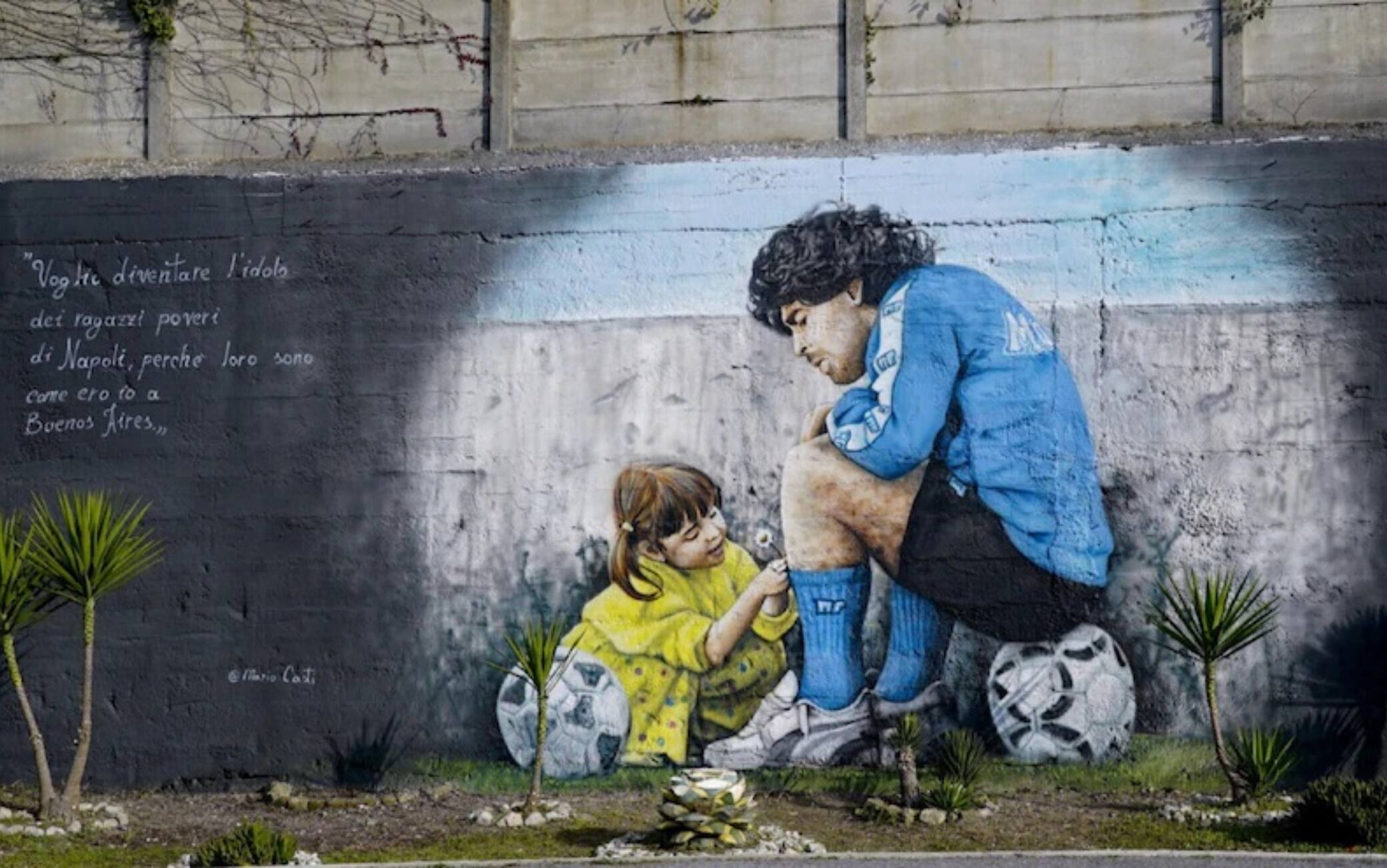 Un murale di Maradona fuori dal Centro Paradiso di Soccavo, vecchia casa del Napoli