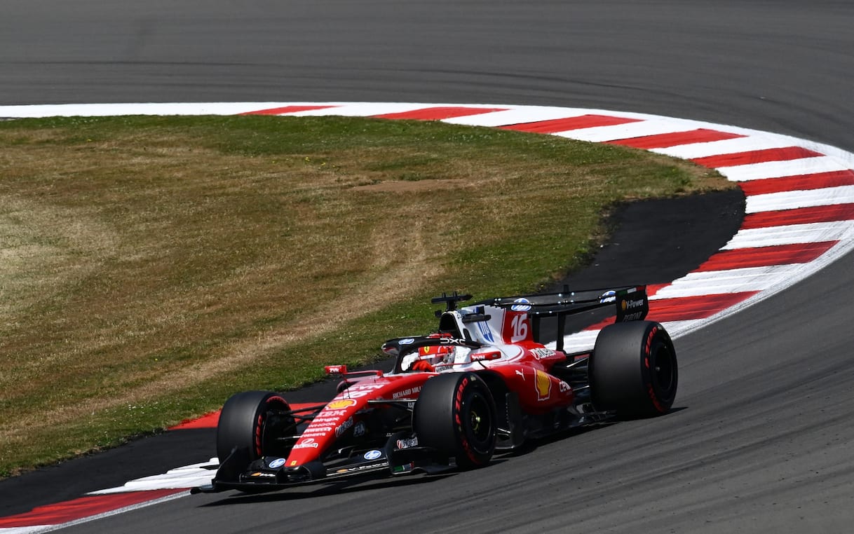 https://sport.sky.it/assets/images/54f89172595938d136b132502559bfce693a8574/skysport/it/motori/formula-1/video/2026/07/03/f1-gp-silverstone-transito-curva-analisi-video-1109390/ansa_leclerc_ferrari_silverstone_f1.jpg?im=Resize,width=1218