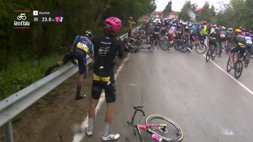Giro d'Italia, 2^ tappa e maglia a Silva: altra maxi caduta
