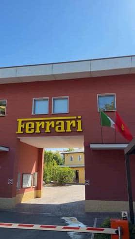 Ferrari, bandiere a Maranello dopo la vittoria in Catalunya