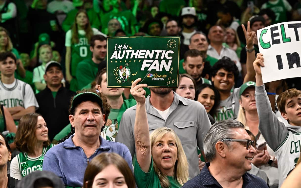 https://sport.sky.it/assets/images/561a6bb566715ed7b7633b408ecb924248582fc7/skysport/it/nba/video/2026/04/20/nba-tifosi-boston-celtics-coro-philadelphia-76ers-1091549/tifosi_boston_celtics_getty.jpg?im=Resize,width=1218