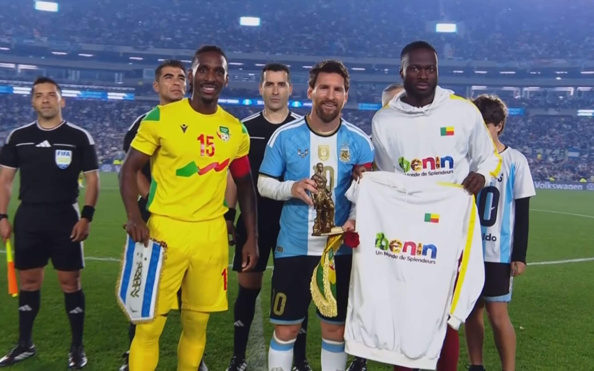 Ah, non fatevi scappare la foto col regalo della nazionale del Benin a Messi: un statua, una lettera e anche… una rosa!