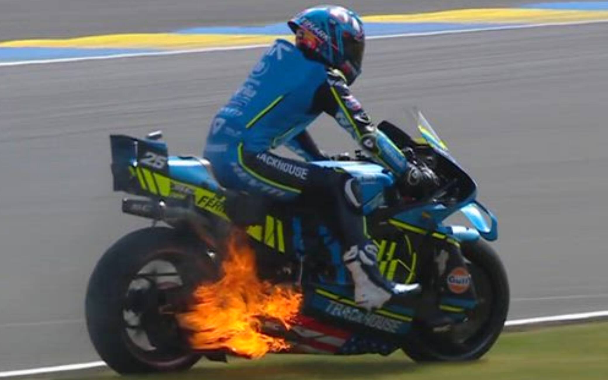 Aprilia a fuoco Le Mans: Raul Fernandez costretto a parcheggiare. VIDEO