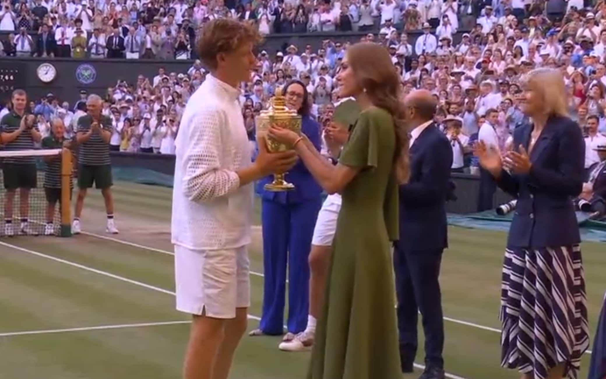 Sinner vince Wimbledon: la premiazione sul Centre Court