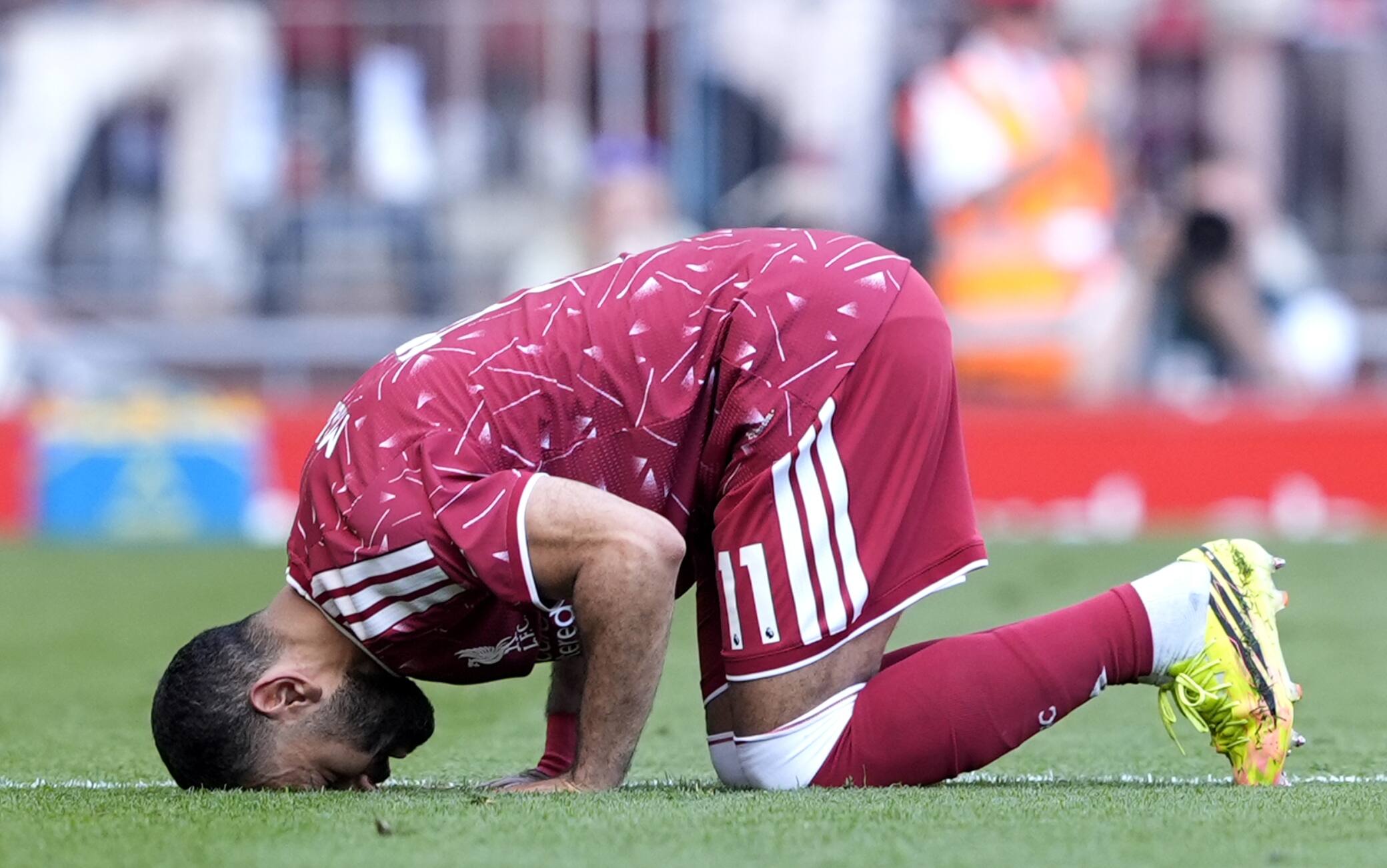 Salah saluta il Liverpool e bacia il campo di Anfield: il VIDEO dell'ultima con i Reds
