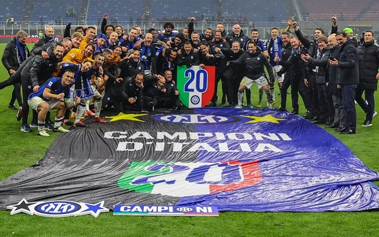 Lautaro e compagni sotto la Curva Nord dell'Inter 