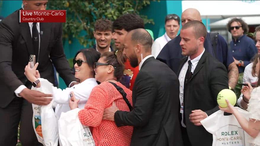 Selfie, abbracci e sorrisi: Alcaraz star a Monte-Carlo