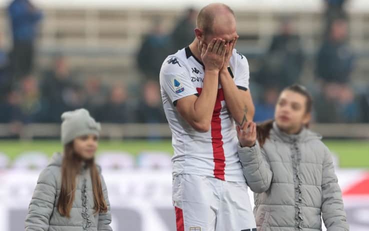 Masiello accompagnato dalle figlie durante il giro di campo (ph, Getty)