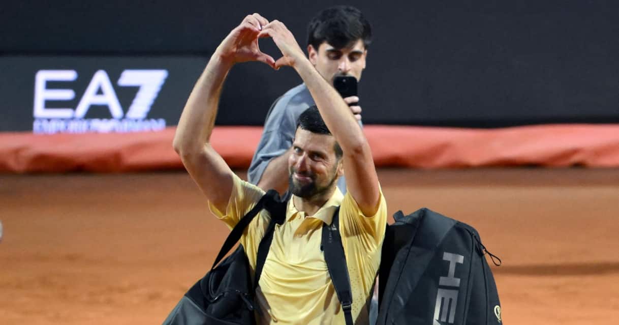 https://sport.sky.it/assets/images/57f90a964dc228c46f4b8f0116a6a761a75cc4fa/skysport/it/tennis/video/2026/05/08/djokovic-internazionali-roma-saluto-video-1096404/og_ansa_djokovic_roma.jpg?im=Resize,width=1218