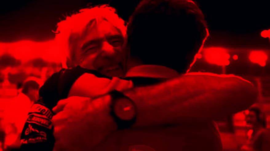 Marquez: "Sono rosso!". La firma del rinnovo con Ducati