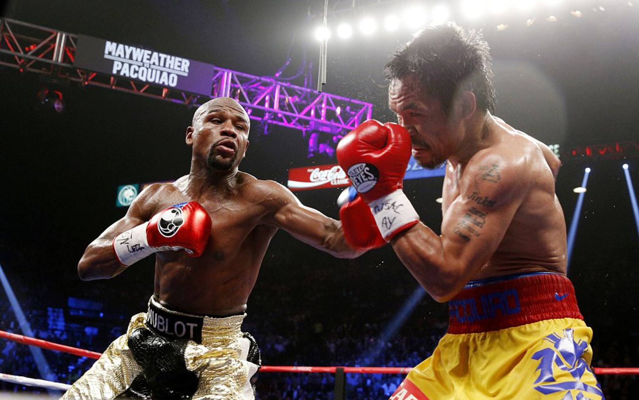 Boxe, Mayweather e Pacquiao torneranno a sfidarsi sul ring a Las Vegas