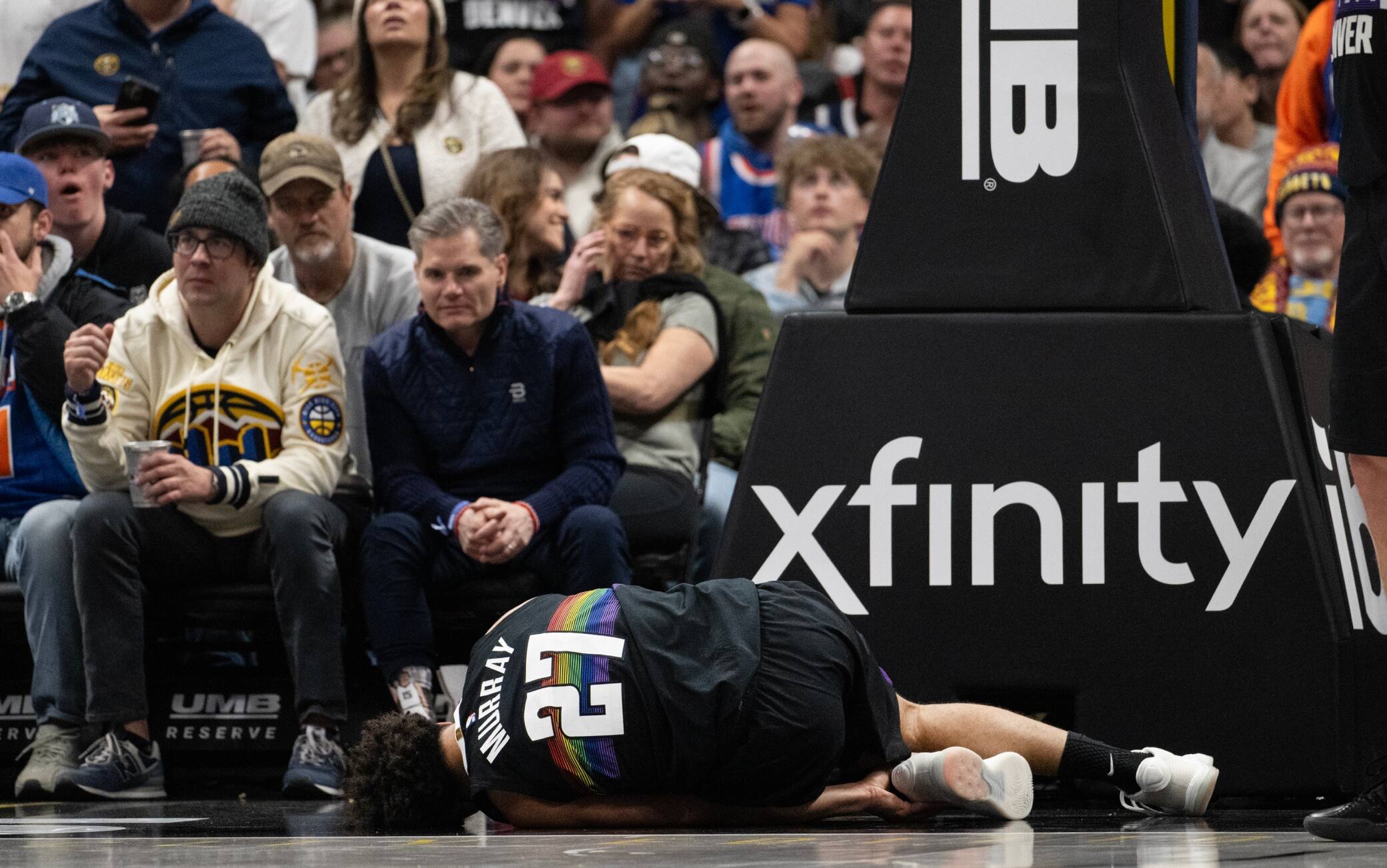 NBA, Denver in allarme per Murray: si gira la caviglia e abbandona la partita con New York