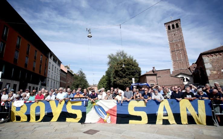 Tifosi Inter fuori da Sant'Ambrogio
