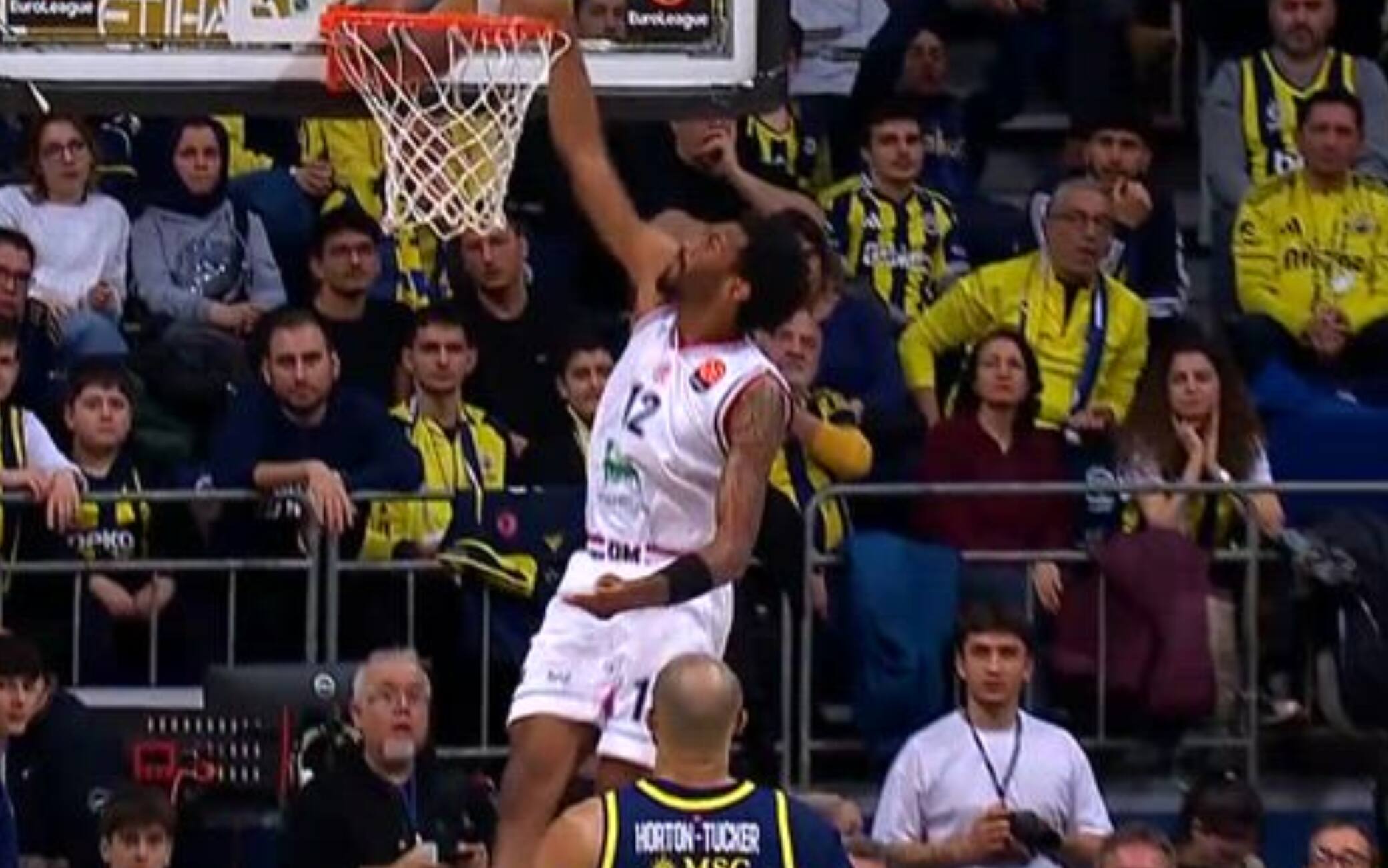 Ruba palla, corre e va a schiacciare: super Brooks spaventa il Fenerbahce