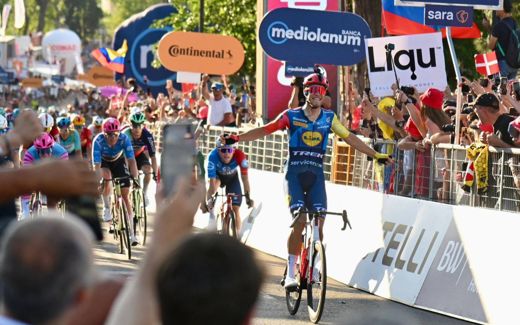 Milan: "Vittoria sofferta, come tutto il Giro. Grazie al team per il supporto"