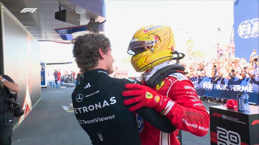 Kimi, abbraccio a Hamilton dopo la vittoria