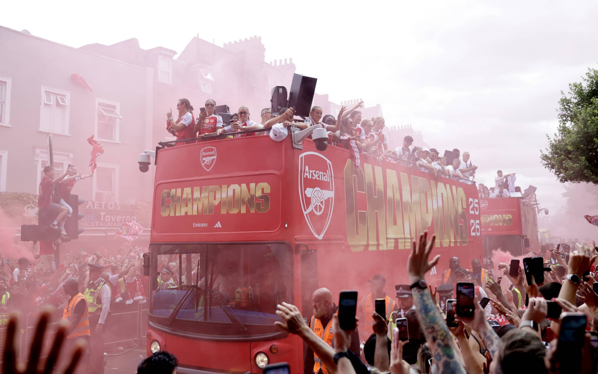 Arsenal, parata nel nord di Londra per festeggiare la vittoria della Premier. FOTO