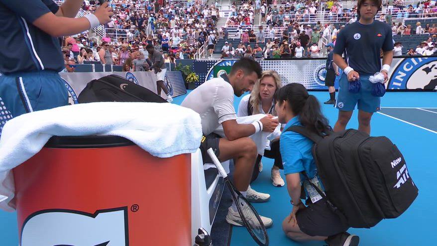 Djokovic, malore durante il match con Tirante a Cincinnati