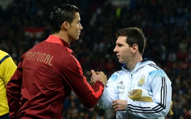 epa04495000 Argentina's Lionel Messi (R) and Portugal's Cristiano Ronaldo shake hands ahead of the International friendly soccer match between Argentina and Portugal at Old Trafford, Manchester, Britain, 18  EPA/Nigel Roddis