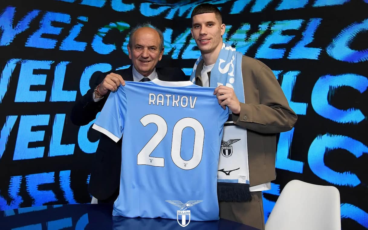 https://sport.sky.it/assets/images/5bc07cd5643a0fa759ea3070e7807dc02ef61e3f/skysport/it/calcio/calciomercato/2026/01/08/lazio-ratkov-calciomercato-news/Ratkov_Lazio2.jpg?im=Resize,width=1218