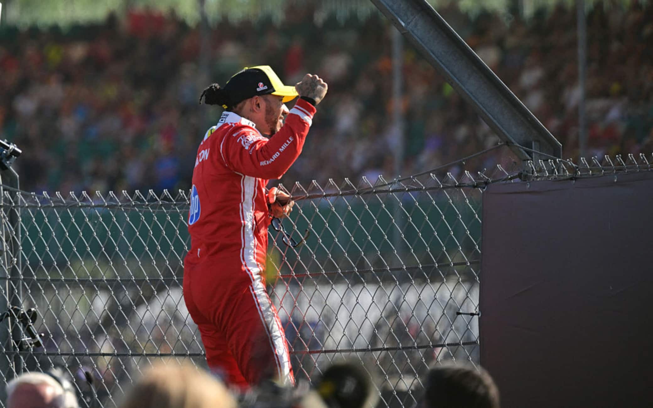 F1, Hamilton 'Spiderman': si arrampica sulla rete dopo la pole Sprint al GP Silverstone
