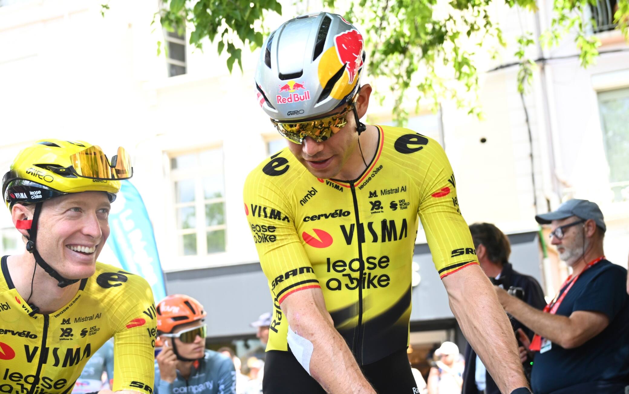 Tour Auvergne-Rhone Alpes (ex Delfinato), van Aert si ritira per un problema al gomito