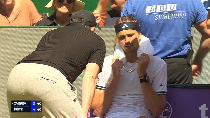 Fisio per Zverev: medical timeout fuori dal campo