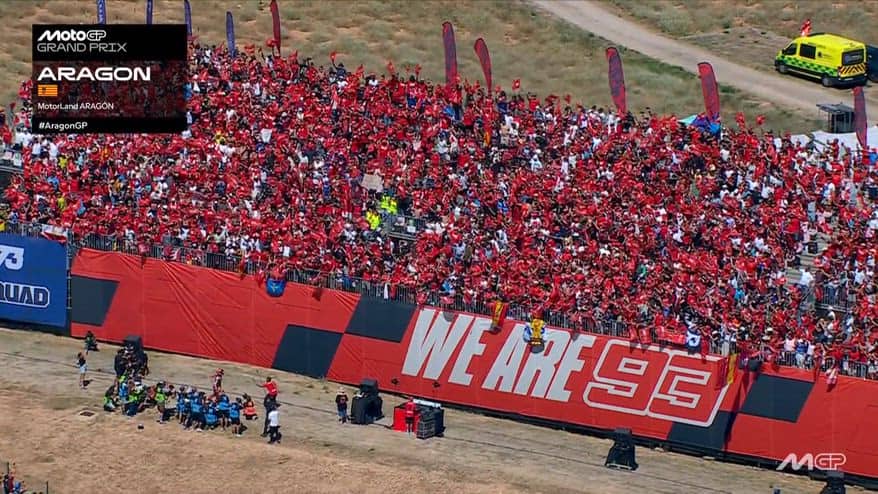 Marc Marquez festeggia la vittoria con i tifosi di Aragon