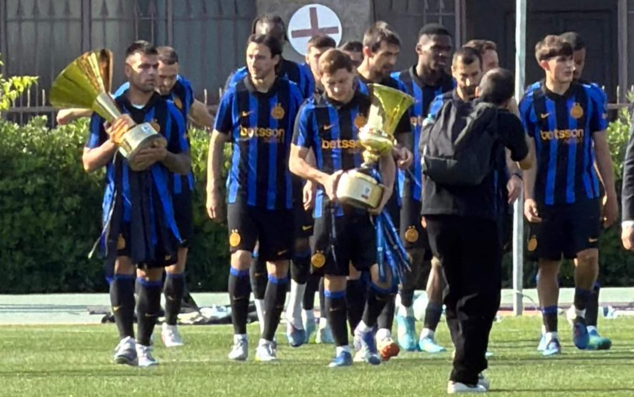 Inter, allenamento all'Arena Civica davanti ai tifosi: presenti i due trofei. VIDEO