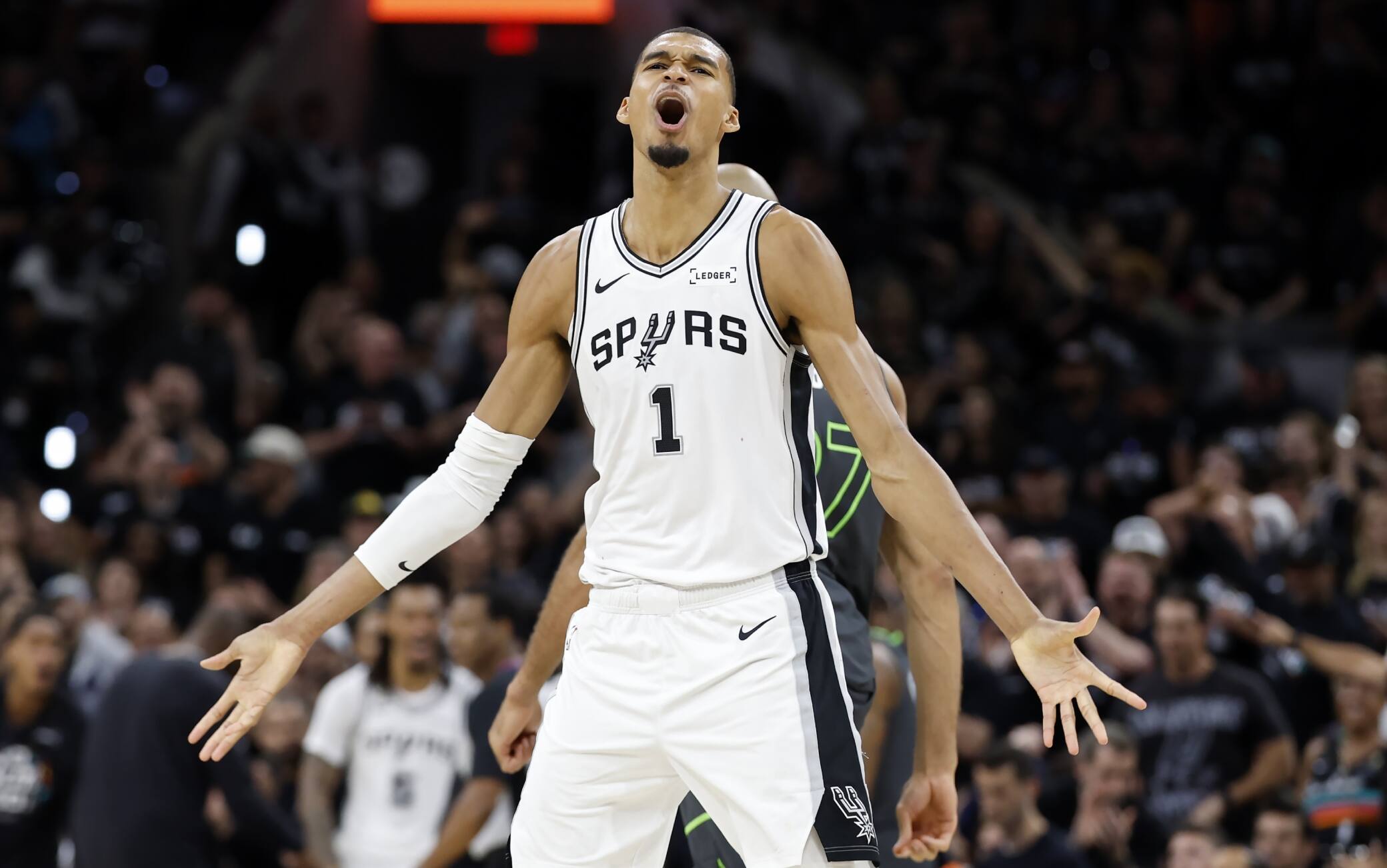 NBA, l'urlo di Wemby spaventa i T'Wolves: 19 punti e 15 rimbalzi, gara-2 è di San Antonio