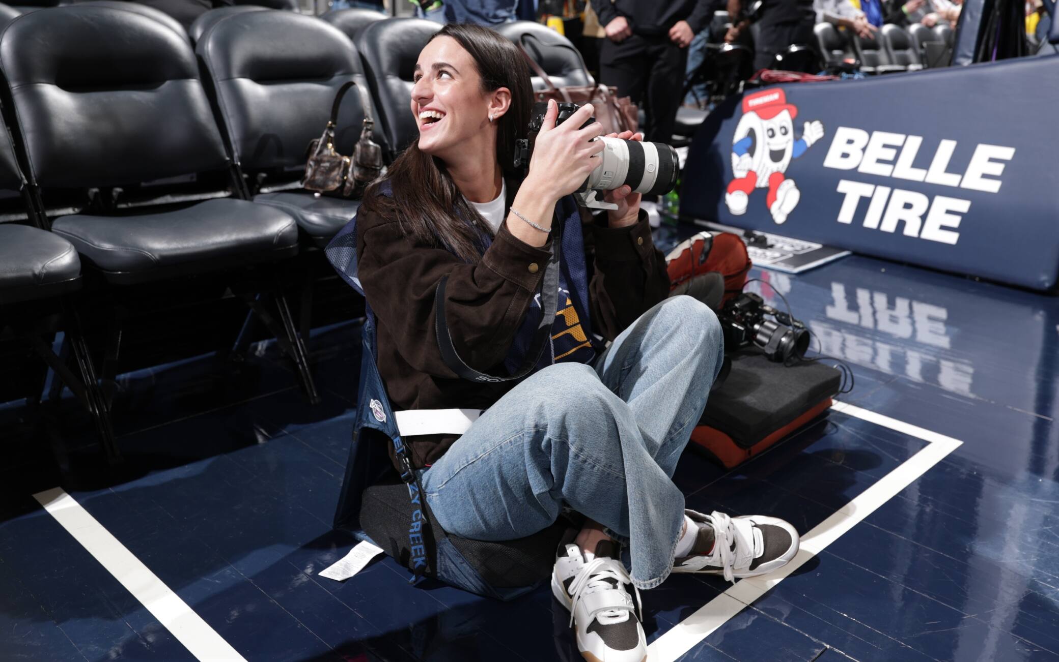 NBA, Caitlin Clark fotografa per una sera coi Lakers a Indianapolis