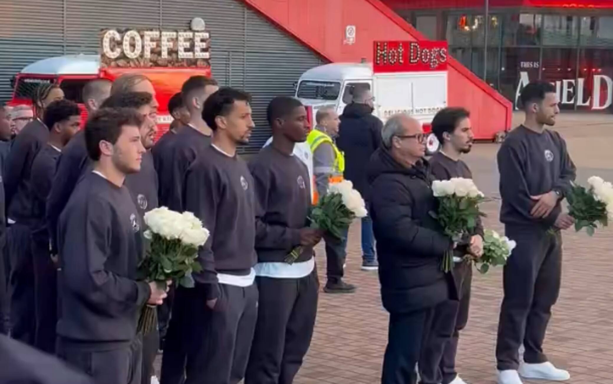 Anfield, l'omaggio dei portoghesi del Psg per Diogo Jota: fiori al memoriale
