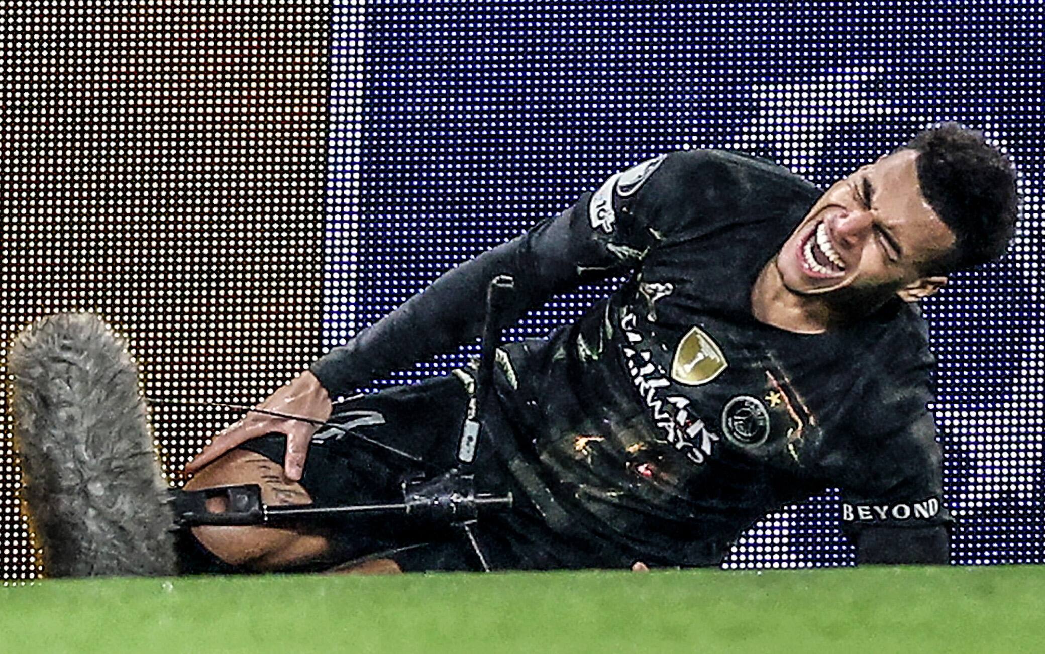 Doué, infortunio assurdo: si schianta sul microfono in Liverpool-Psg. VIDEO
