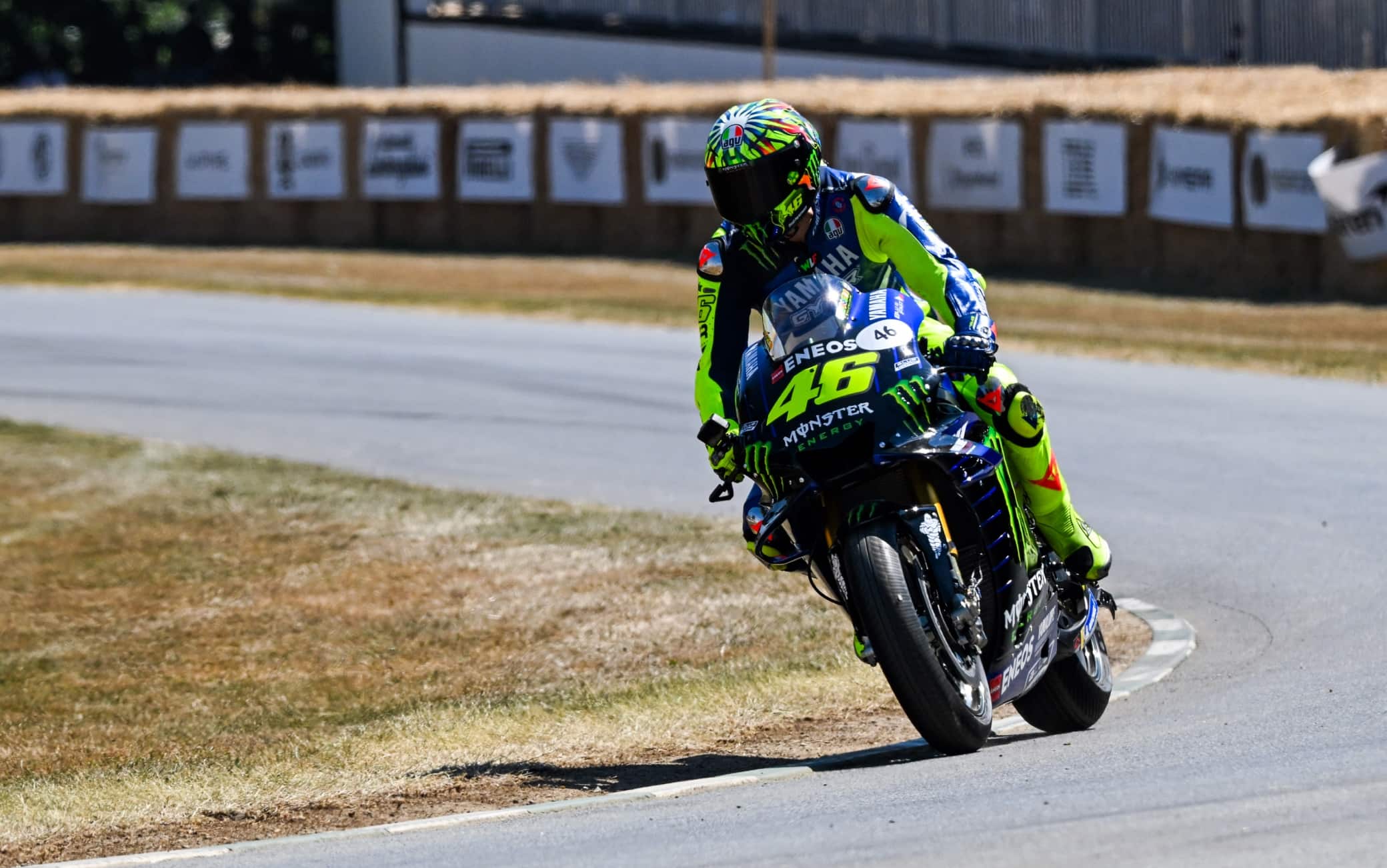 Valentino Rossi al Goodwood 2026: di nuovo in sella alla Yamaha MotoGP. VIDEO