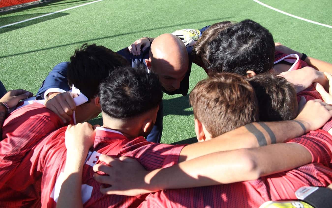 Esteban Cambiasso con i ragazzi del Gatorade 5v5