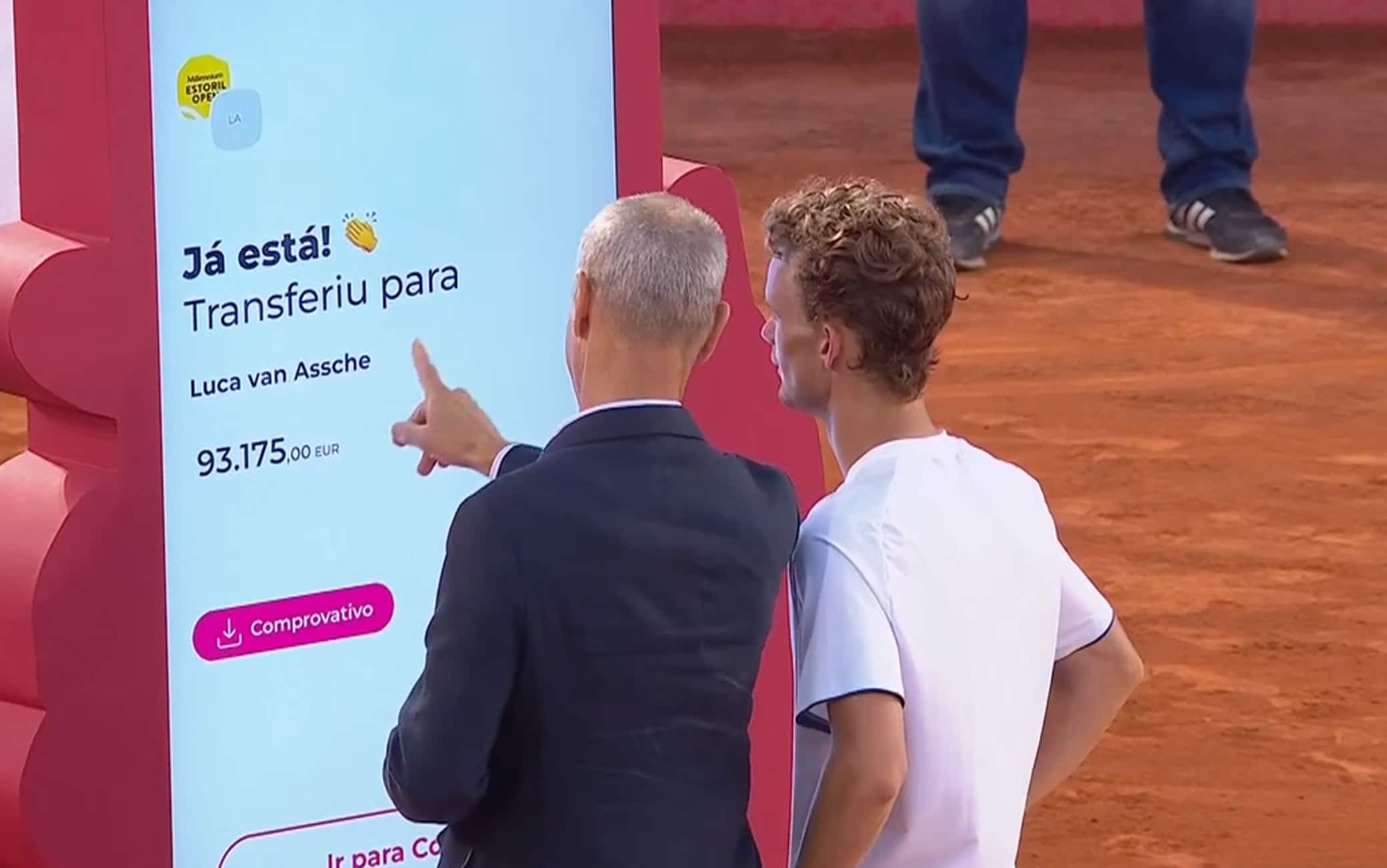 Luca Van Assche e il primo titolo Atp: il prize money arriva con bonifico in campo. VIDEO