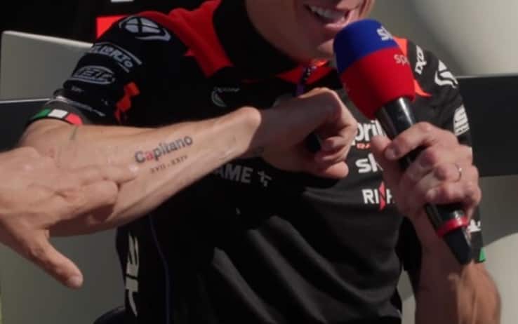 Aleix Espargaró e il tatuaggio per l'Aprilia