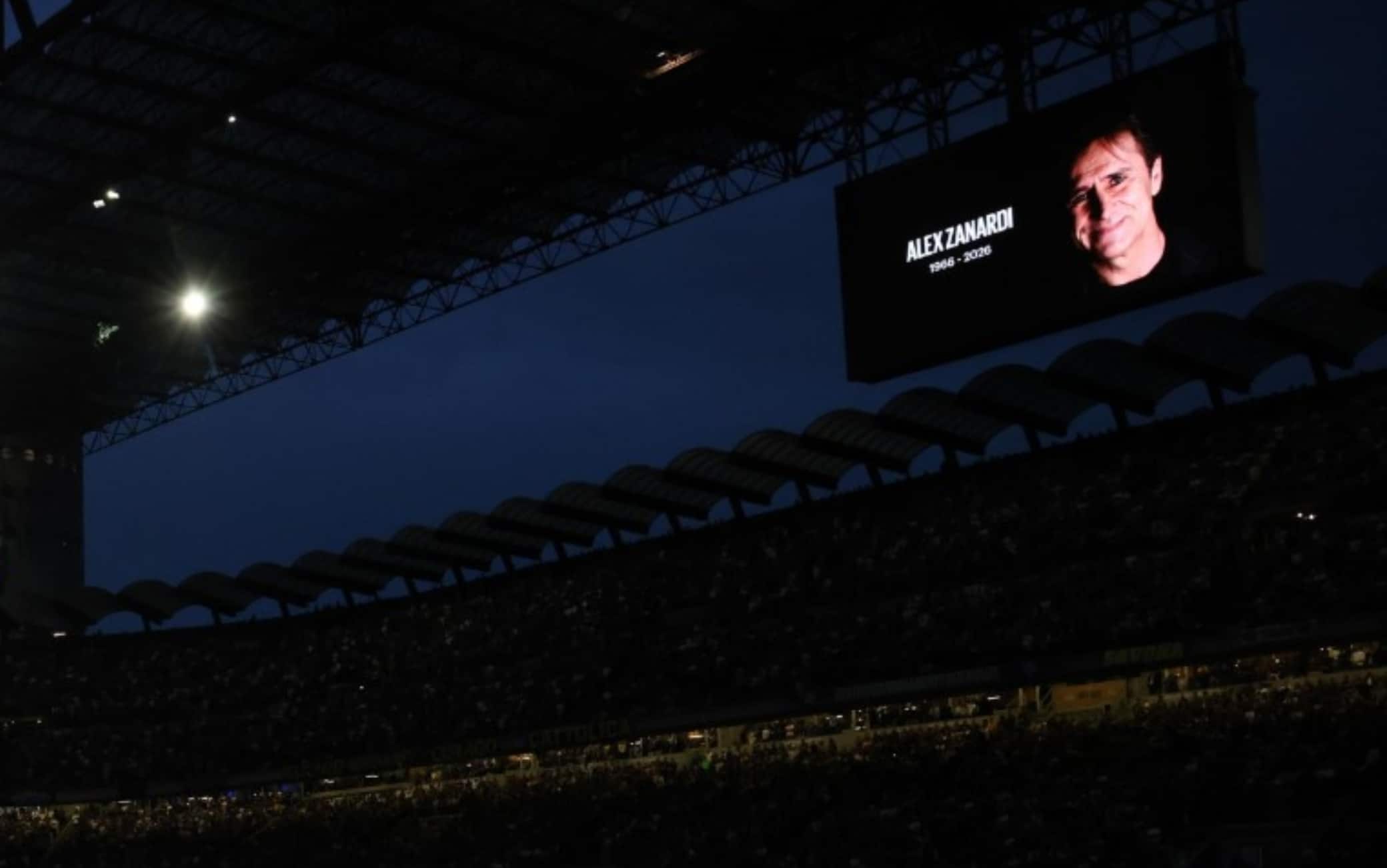 E ora il sentitissimo minuto di silenzio in ricordo di Alex Zanardi, poi gli applausi da tutto San Siro.