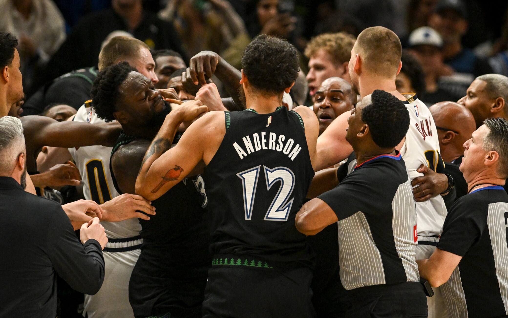 Playoff NBA, Jokic va a contatto con McDaniels: maxi rissa e due espulsi. VIDEO